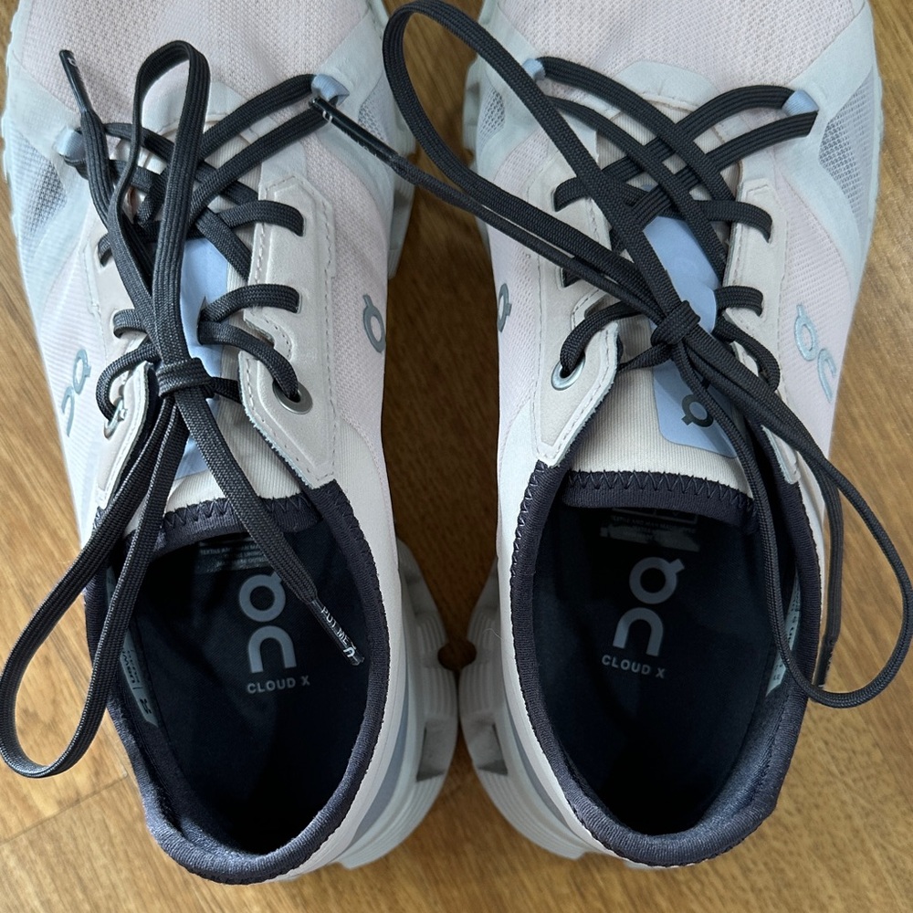On Running Women's Trainers in Pale Pink and Black - Picture 5 of 6